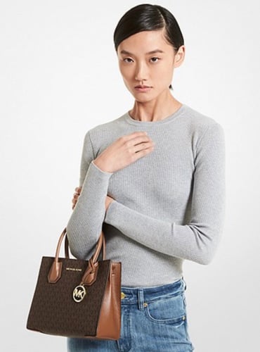 Michael kors شنطه كروس حجم صغير لون بني تصل خلال 2...