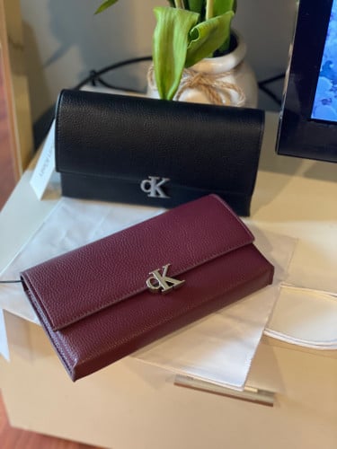 Calvin Klein شنطه حجم ميني مع ستراب طويل عرض 21 سم...