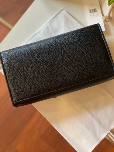 Calvin Klein شنطه حجم ميني مع ستراب طويل عرض 21 سم...