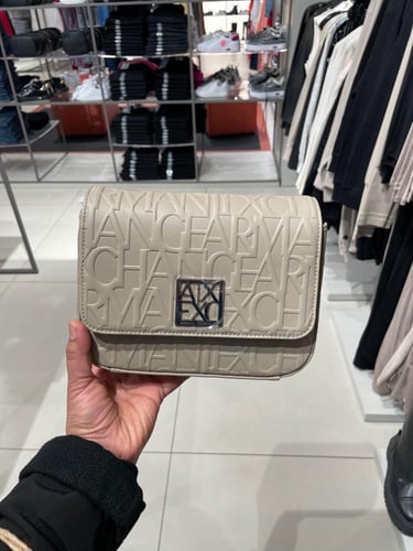 Armani شنطه حجم ميني لون بيج مع ستراب طويل تصل خلا...