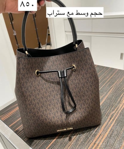 Michael Kors pocket bag medium to large size with long strap, delivery within 2-4 weeks, God willing.