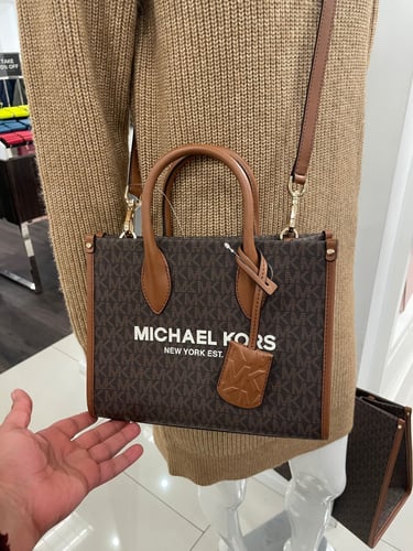 مايكل كورس كروس حجم صغير باللون البني البرنت مع ست...