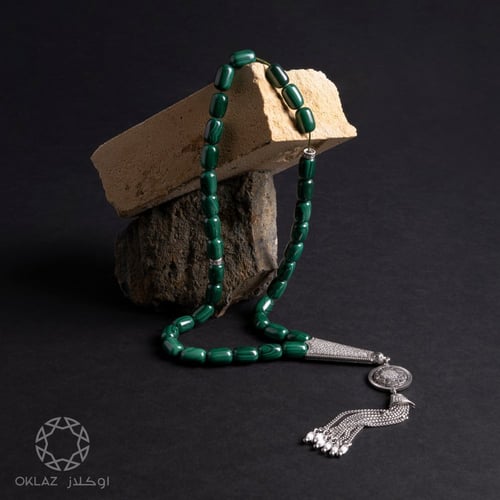 سبحة ملاكيت طبيعي لون أخضر تزينها بتلات من الفضة ا...
