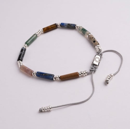 سوارة فريدة مصنوعة من مجموعة مختارة من الأحجار الك...