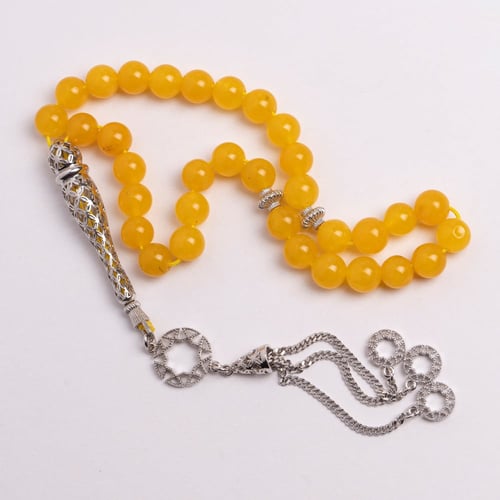 سبحة عقيق اصفر تزينها بتلات من الفضة النقية صناعة...