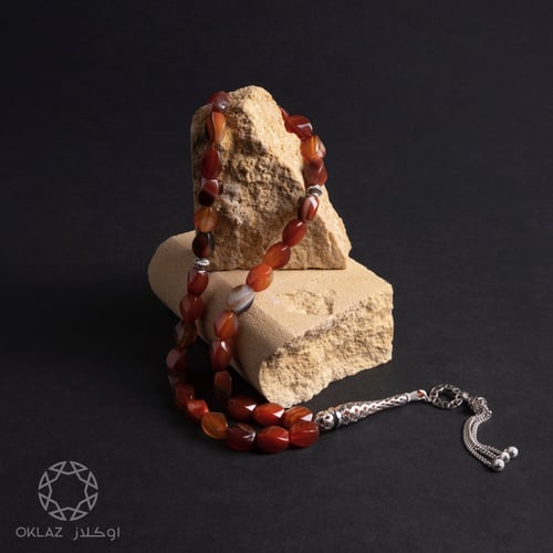 سبحة عقيق طبيعي تزينها بتلات من الفضة النقية صناعة...