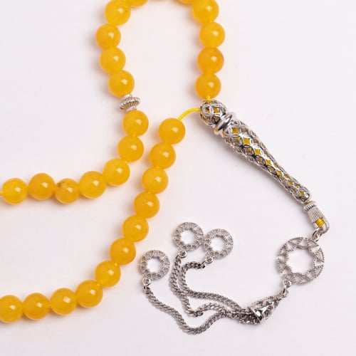 سبحة عقيق اصفر تزينها بتلات من الفضة النقية صناعة...