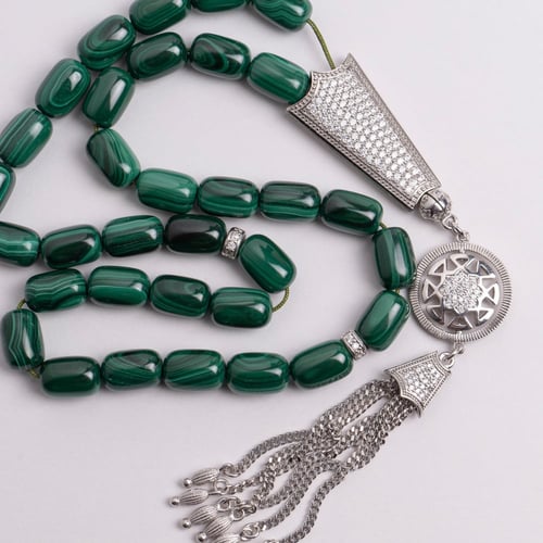 سبحة ملاكيت طبيعي لون أخضر تزينها بتلات من الفضة ا...