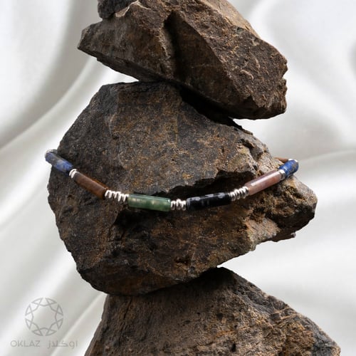 سوارة فريدة مصنوعة من مجموعة مختارة من الأحجار الك...