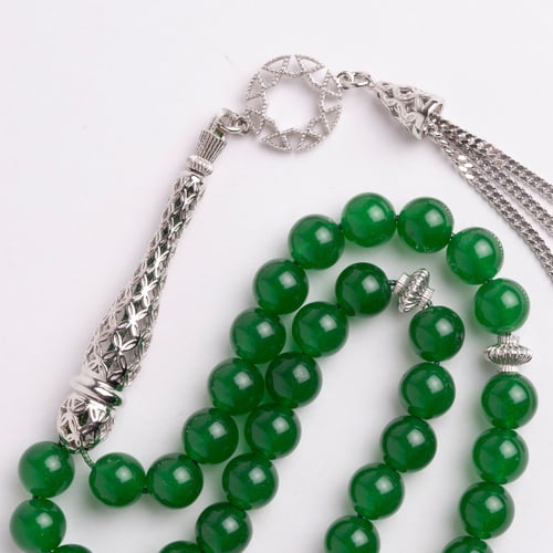 سبحة عقيق أخضر تزينها بتلات من الفضة النقية صناعة...