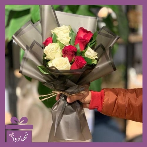 ورد احمر وابيض تغليف اسود
