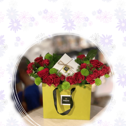 تنسيق كيس شوكلاته باتشي مع الورد الاحمر