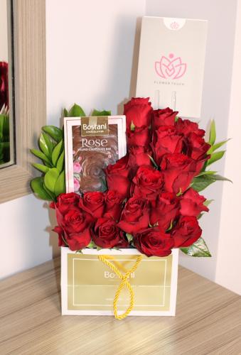 كيس شوكولاتة بستاني مع ورد طبيعي ٧