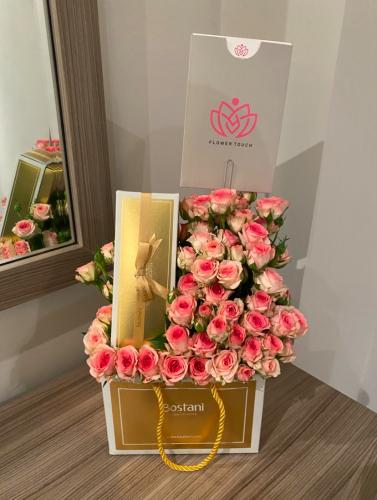 كيس شوكولاتة بستاني مع ورد طبيعي ٣