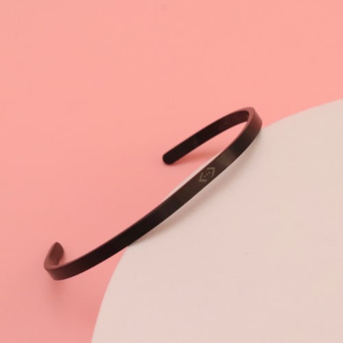 اسوارة مطليه بشعار الحفرة