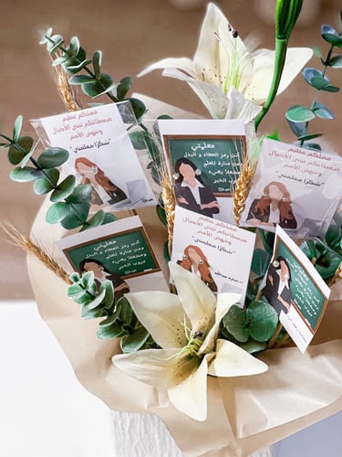 تنسيق فازة ورد+كروت ليوم المعلم