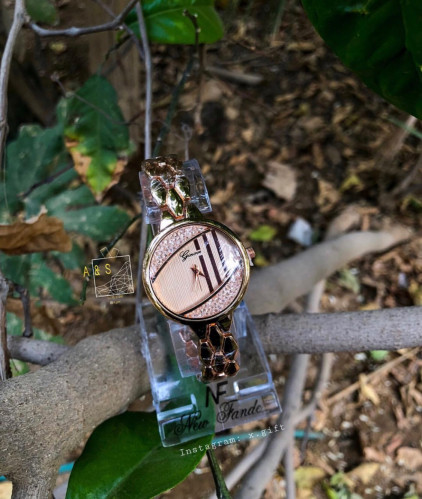 ساعة نسائية باللون الفضي