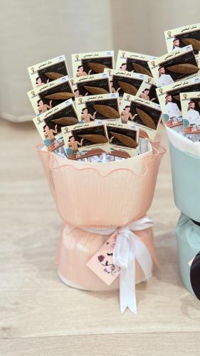 توزيعات للمعلمات مع كسرة عود (يوم المعلم العالمي)