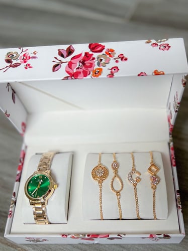 طقم ساعة نسائية بميناء اخضر +4اساور