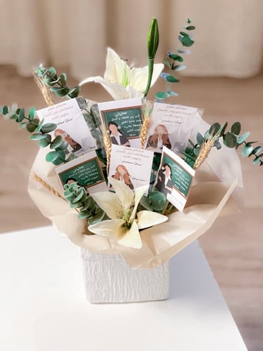 تنسيق فازة ورد+كروت ليوم المعلم