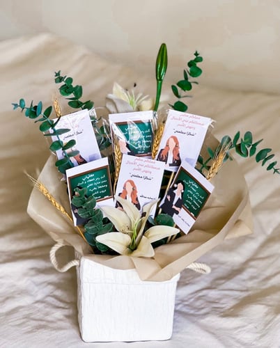 تنسيق فازة ورد+كروت ليوم المعلم