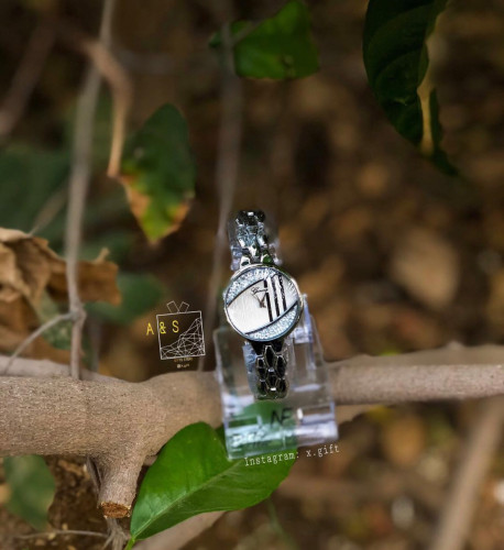 ساعة نسائية باللون الفضي