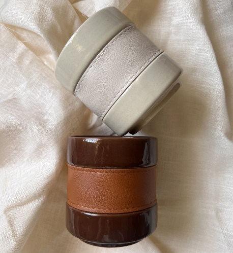 كوب زجاجي بمسكة جلد