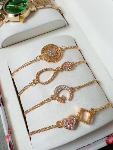 طقم ساعة نسائية بميناء اخضر +4اساور