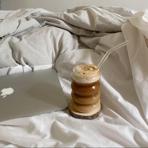 كوب زجاجي مموج بمزاز