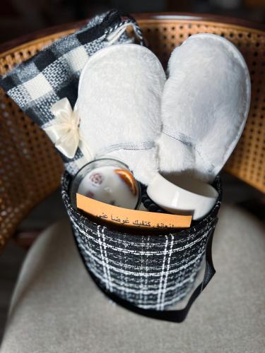 بوكس شتوي نسائي طراز شانيل