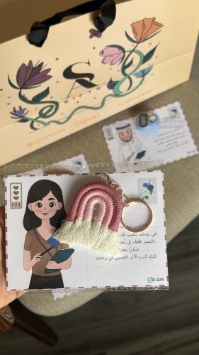 توزيعات بريد يوم المعلم مع ميداليه