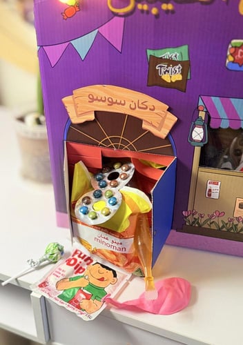 دكان العيديات المضيء