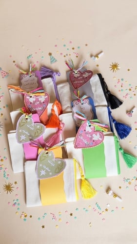 توزيعات العيد-شنط الميك اب ملونه