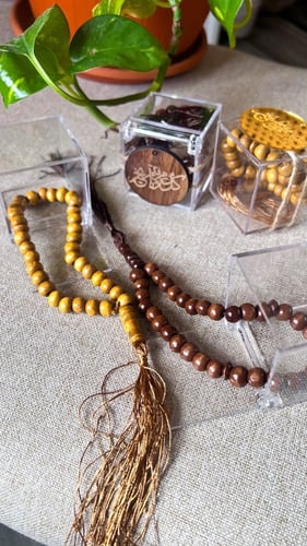 عيديه المسبحة الخشبية