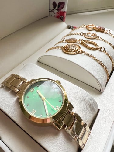طقم ساعة نسائية بميناء اخضر +4اساور