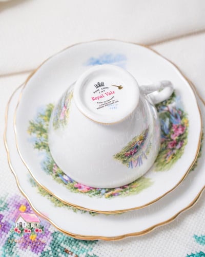 3733 كوب مع صحنين انتيك من رويال ڤيل Royal Vale (2...