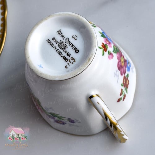 3424 كوب مع صحنين انتيك من رويال ستافورد