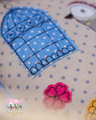 3583 كوشن العصفور بطابع ريفي من ازابيل روز