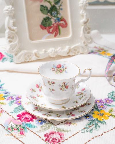 3741 كوب مع صحنين انتيك من رويال البرت