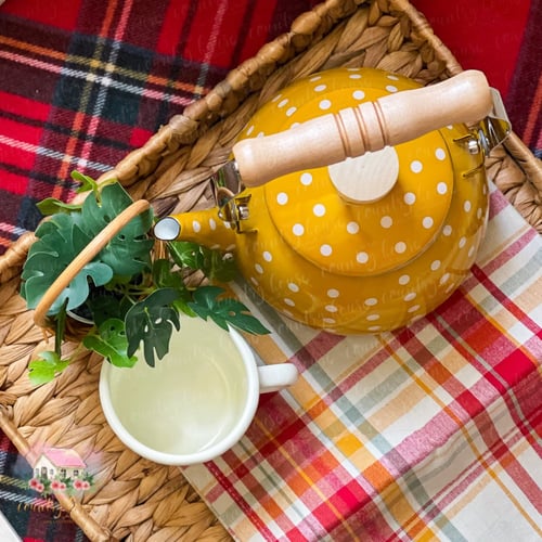 7718 ابريق معدني أصفر منقط بمسكة خشبية