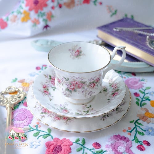 3492 كوب مع صحنين انتيك من رويال البرت Royal Alber...