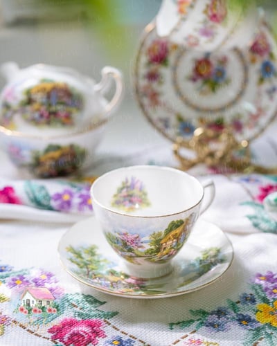 3597 كوب مع صحن انتيك من رويال ڤيل Royal Vale (1)