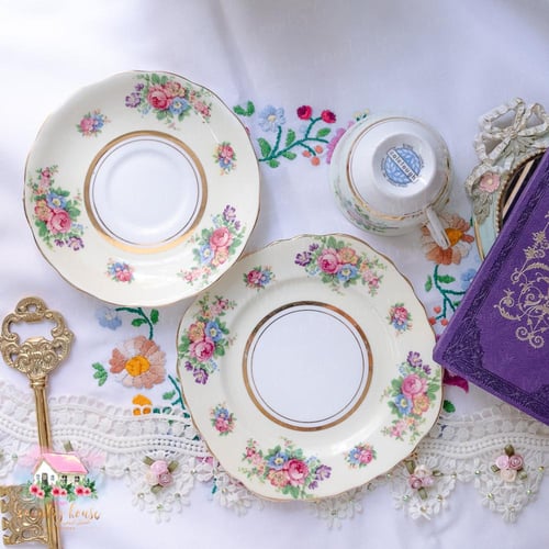 3502 كوب قهوة مع صحنين انتيك من كولكلوڤ Colclough...