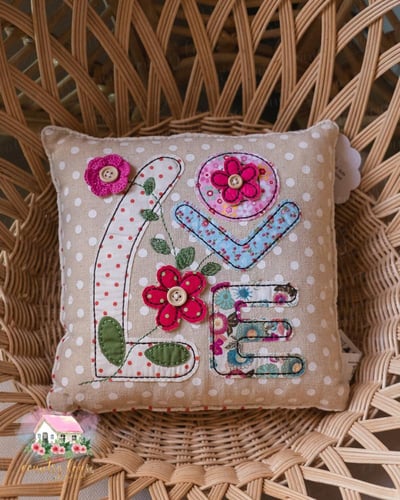 3579 كوشن الحب بطابع ريفي من ازابيل روز