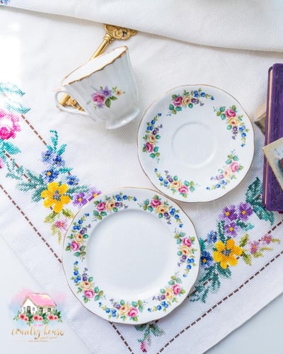 3660 كوب مع صحنين انتيك من رويال ستانلي