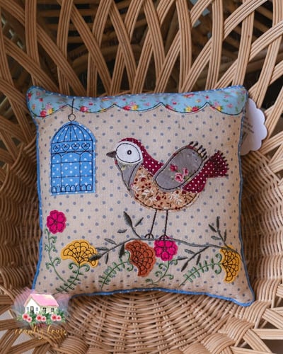 3583 كوشن العصفور بطابع ريفي من ازابيل روز