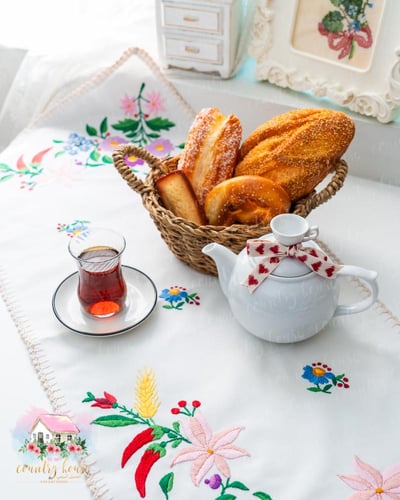 3696 مفرش انتيك مطرز زهور الحقل