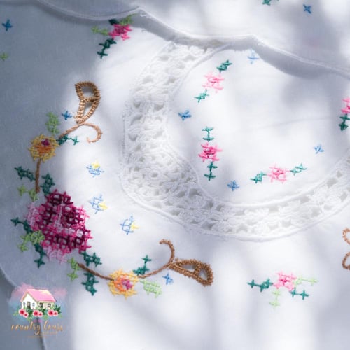 3536 مفرش هاندميد مطرز بالورود