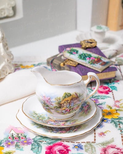 3739 كريمر مع صحنين انتيك من رويال ڤيل Royal Vale