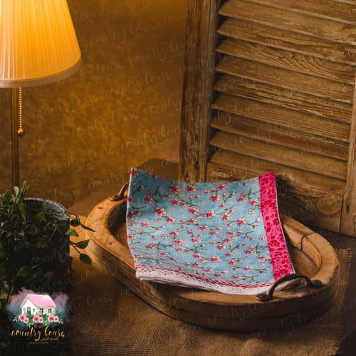 3298 مفرش ورود أزرق بحواف دانتيل من بيب ستوديو